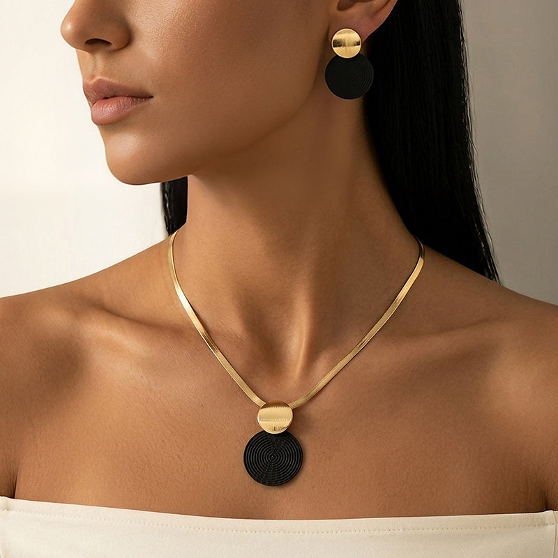 ✨ Комплект колие и обици „Modern Chic“: Стилни бижута – На склад! 💎