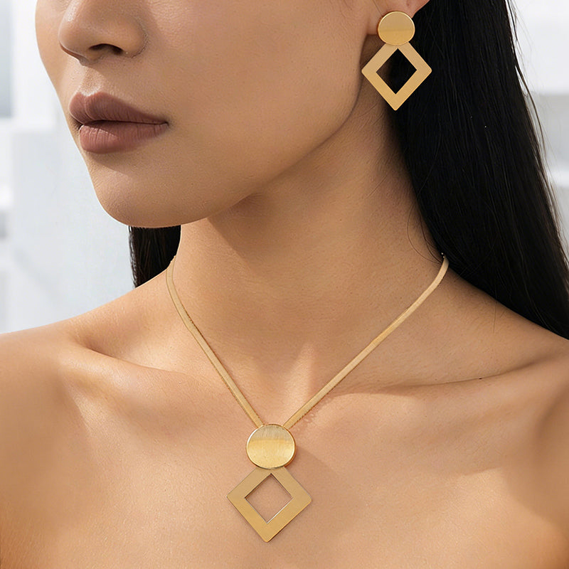 ✨ Комплект колие и обици „Modern Chic“: Стилни бижута – На склад! 💎