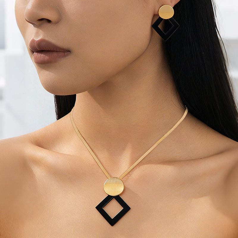 ✨ Комплект колие и обици „Modern Chic“: Стилни бижута – На склад! 💎